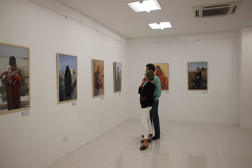 2 Omani Women by Helen Couchman, opening - images copyright Bait Al Zubair Museum, Oman